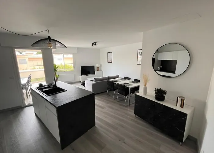 Hyper-center With Parking 比亚里茨